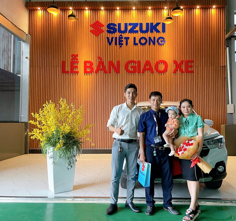 Đại diện kinh doanh Suzuki Việt Long - Mr. Quốc bàn giao xe XL7 cho gia đình a Thức